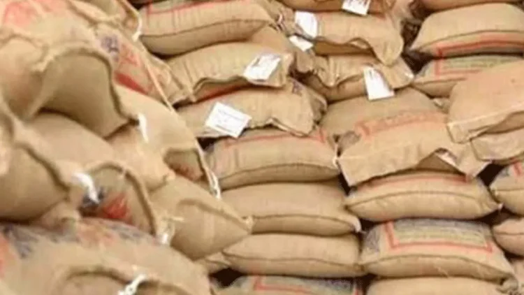 বাউফলে জেলেদের চাল পেয়েছেন অন্য পেশার ব্যক্তিরা!