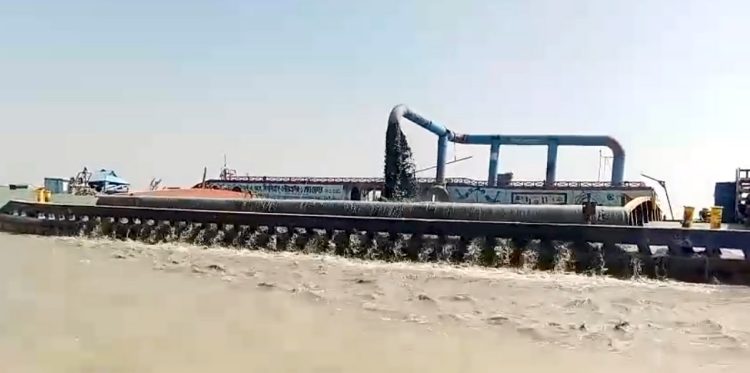রাবনাবাদ নদীর অবৈধ বালু উত্তোলন ৮ বছরেও বন্ধ হয়নি