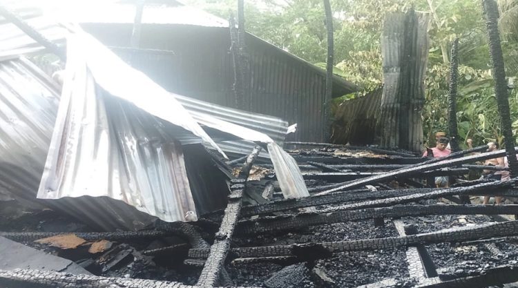 বৈদ্যুতিক শর্ট সার্কিটে বসতঘর পুড়ে ছাই