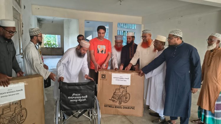 কুয়াকাটা হাসপাতালে জামায়াতে ইসলামীর হুইল চেয়ার প্রদান
