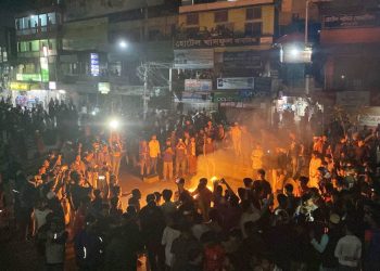 রণক্ষেত্র নতুল্লাবাদ বাস টার্মিনাল: বরিশালে শিক্ষার্থী ও পরিবহন শ্রমিক সংঘর্ষে ৩০ বাস ভাঙচুর