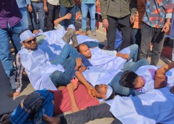 বহিষ্কারাদেশ প্রত্যাহারের দাবিতে রিজভীর সামনে কাফনের কাপড় পরে রাস্তায় শুয়ে পড়লেন নেতাকর্মীরা