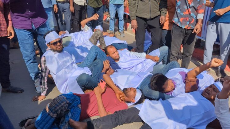 বহিষ্কারাদেশ প্রত্যাহারের দাবিতে রিজভীর সামনে কাফনের কাপড় পরে রাস্তায় শুয়ে পড়লেন নেতাকর্মীরা