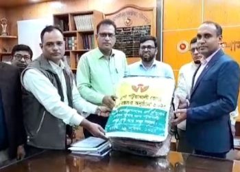 পটুয়াখালী জেলা প্রশাসকের কাছে শীতার্ত মানুষের জন্য আশা’র কম্বল হস্তান্তর