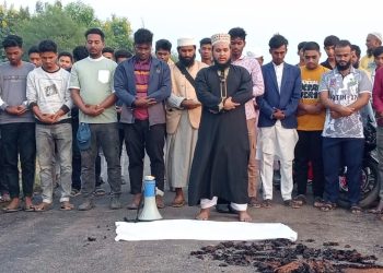 কুয়াকাটায় নিম্নমানের সামগ্রী দিয়ে সড়ক নির্মাণ, প্রতিবাদে ‘প্রতীকী জানাজা’