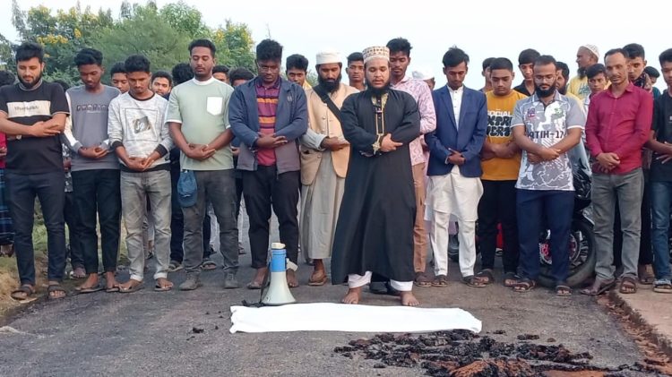 কুয়াকাটায় নিম্নমানের সামগ্রী দিয়ে সড়ক নির্মাণ, প্রতিবাদে ‘প্রতীকী জানাজা’