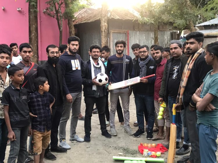 দুমকিতে ইঞ্জিনিয়ার মাহাদী জোমাদ্দারের উদ্যোগে শিক্ষার্থীদের মাঝে ক্রীড়া সামগ্রী বিতরণ