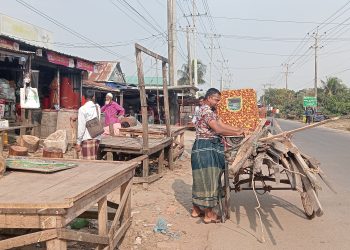 কলাপাড়ায় ঢাকাগামী মহাসড়কে ফুটপাতের অর্ধশত স্থাপনা স্বেচ্ছায় অপসারণ করল দোকানিরা