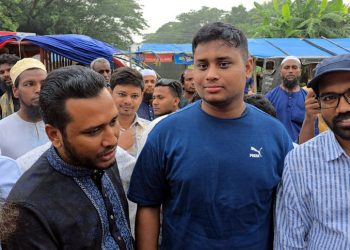 ভোরের আলোয় কলাপাড়ার কৃষিবাজারে হাসনাত আব্দুল্লাহ