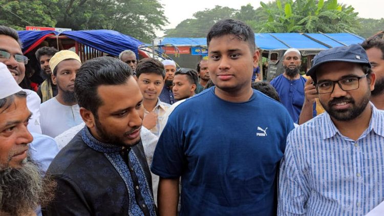 ভোরের আলোয় কলাপাড়ার কৃষিবাজারে হাসনাত আব্দুল্লাহ