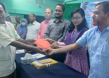 পটুয়াখালীর ডিবুয়াপুর কৃষিপণ্য উৎপাদনকারী সমবায় সমিতির উদ্যোগে বিনামূল্যে বীজ প্রদান