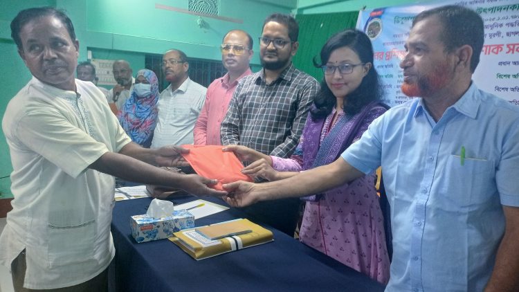 পটুয়াখালীর ডিবুয়াপুর কৃষিপণ্য উৎপাদনকারী সমবায় সমিতির উদ্যোগে বিনামূল্যে বীজ প্রদান