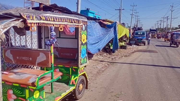 কলাপাড়ায় সওজের সড়ক ও ফুটপাতে দোকানপাট, পথচারী ও যান চলাচলে চরম ঝুঁকি