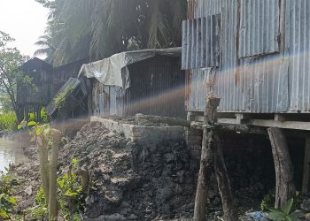 দুমকিতে চরের মাটি কেটে ইউপি সীমানায় দোকান নির্মাণের অভিযোগ