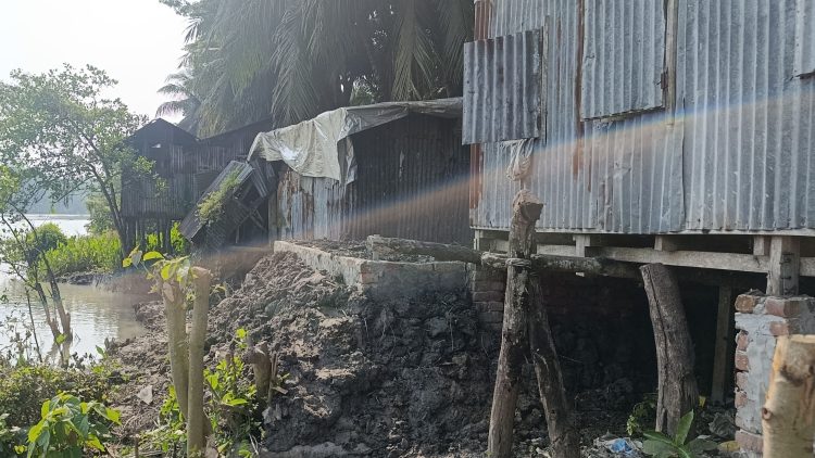 দুমকিতে চরের মাটি কেটে ইউপি সীমানায় দোকান নির্মাণের অভিযোগ