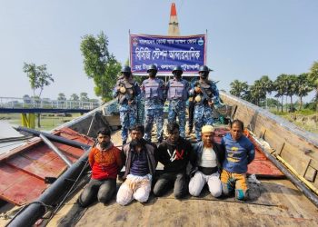 কলাপাড়ায় কোস্টগার্ডের অভিযানে পাঁচজেলে আটক, জালসহ ট্রলিংবোট জব্দ