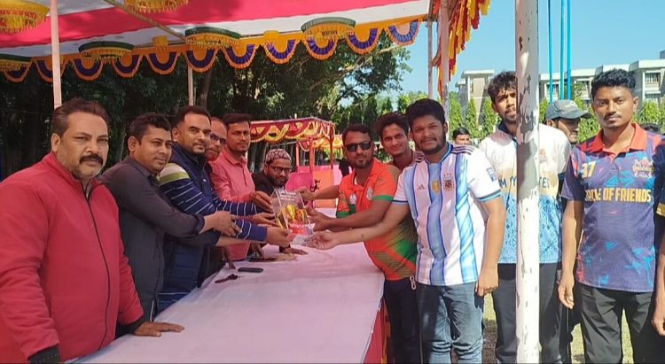 দুমকিতে সাংবাদিক বনাম এনটিআরসিএ শিক্ষকদের মধ্যে প্রীতি ক্রিকেটম্যাচ অনুষ্ঠিত