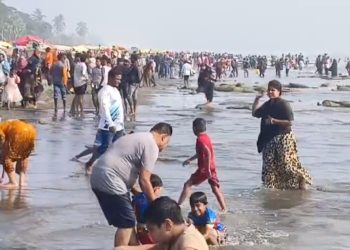 সরকারি ছুটির দ্বিতীয়দিনে কুয়াকাটা সমুদ্র সৈকতে পর্যটকে টইটুম্বুর