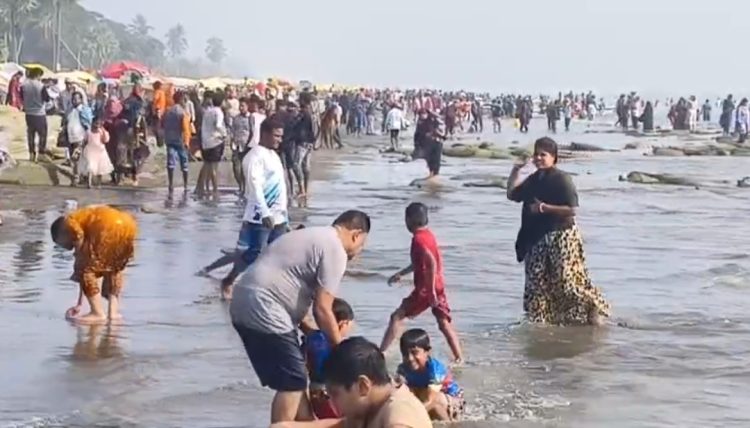 সরকারি ছুটির দ্বিতীয়দিনে কুয়াকাটা সমুদ্র সৈকতে পর্যটকে টইটুম্বুর