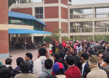 গাজীপুর কৃষি বিশ্ববিদ্যালয়ে বিজয় দিবসের খাবার নিয়ে ফেসবুক পোস্টের কমেন্টে দুঃখ প্রকাশ করায় কারণ দর্শানোর নোটিশ দিয়েছে হল কর্তৃপক্ষ
