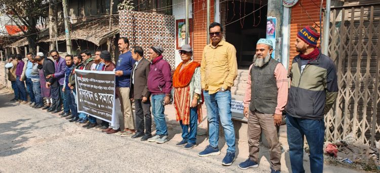 প্রথম আলো ও ডেইলি স্টার কার্যালয়ে আক্রমনের প্রতিবাদে বাউফলে মানববন্ধন-সমাবেশ