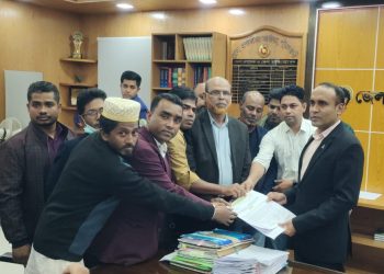 সহকারী শিক্ষকদের তিনদফা দাবিতে পটুয়াখালী জেলা প্রশাসকের কাছে স্মারকলিপি