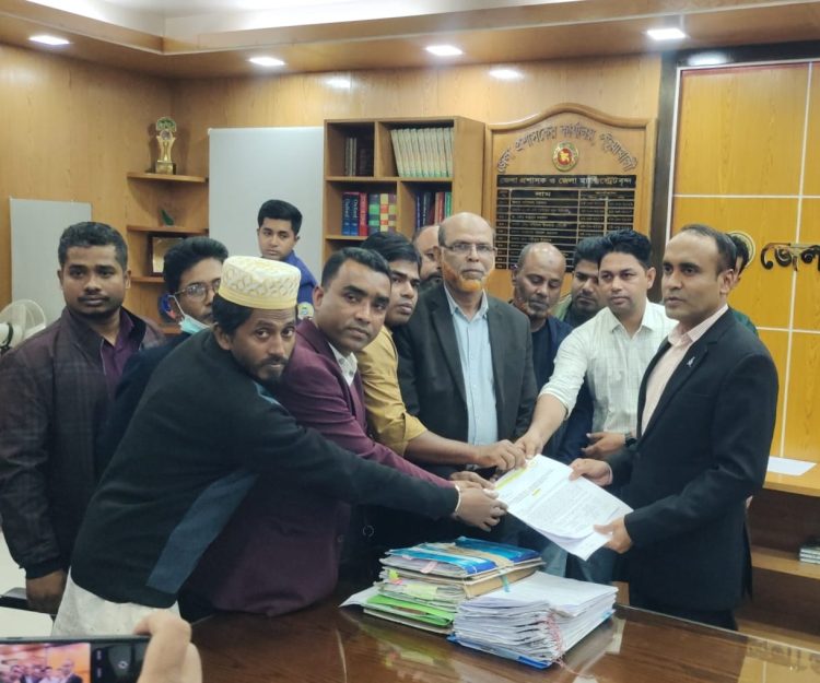 সহকারী শিক্ষকদের তিনদফা দাবিতে পটুয়াখালী জেলা প্রশাসকের কাছে স্মারকলিপি