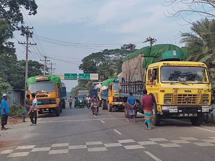 ভোলা-বরিশাল সেতুসহ ৫ দফা দাবীতে ট্রানজিট বন্ধ ঘোষণা করে আন্দোলন ছাত্র-জনতার