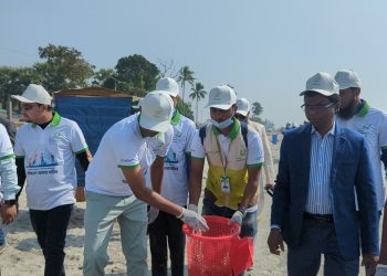 কুয়াকাটা সমুদ্রসৈকতে আন্তর্জাতিক স্বেচ্ছাসেবক দিবসে পরিষ্কার–পরিচ্ছন্নতা অভিযান