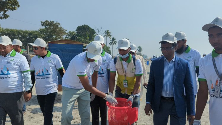 কুয়াকাটা সমুদ্রসৈকতে আন্তর্জাতিক স্বেচ্ছাসেবক দিবসে পরিষ্কার–পরিচ্ছন্নতা অভিযান