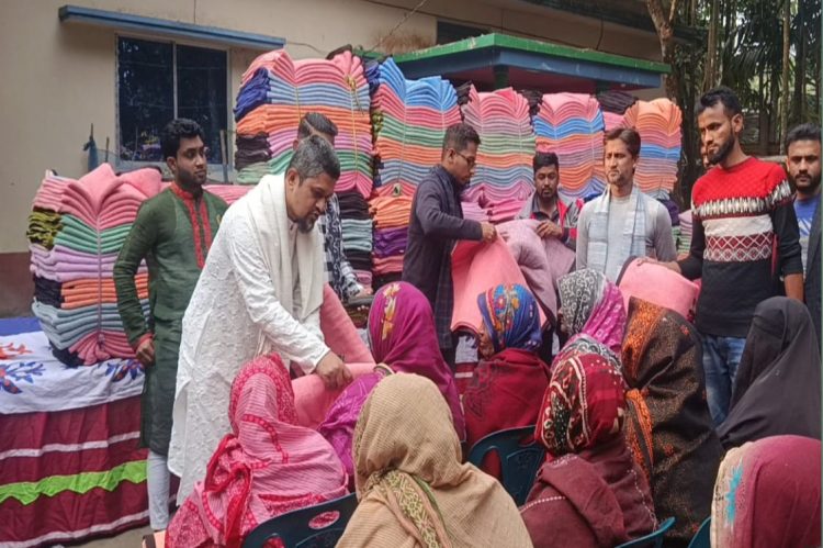 বাউফলে বেগম খালেদা জিয়ার সুস্থতা কামনায় শীতবস্ত্র কম্বল বিতরণ