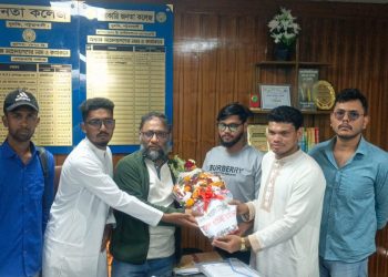 দুমকিতে কলেজ অধ্যক্ষকে ছাত্রদলের নবগঠিত কমিটির ফুলেল শুভেচ্ছা