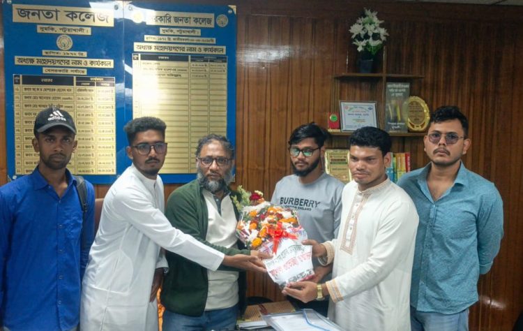 দুমকিতে কলেজ অধ্যক্ষকে ছাত্রদলের নবগঠিত কমিটির ফুলেল শুভেচ্ছা