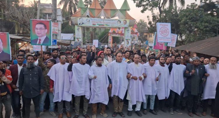 মনোনয়ন পরিবর্তনের দাবিতে বাউফলে কাফনের কাপড় পরে বিএনপি নেতাকর্মীদের বিক্ষোভ মিছিল