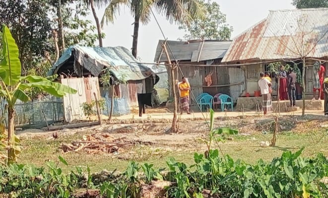দুমকিতে জমি নিয়ে বিরোধ, বসতঘর ভাঙচুর দেখিয়ে মিথ্যা মামলার অভিযোগ
