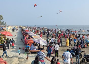 বড়দিনের ছুটিতে পর্যটকে মুখরিত কুয়াকাটা সমুদ্র সৈকত