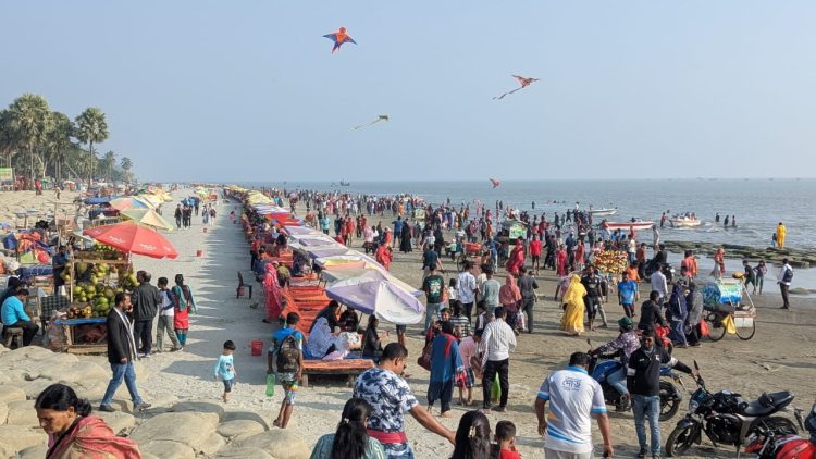 বড়দিনের ছুটিতে পর্যটকে মুখরিত কুয়াকাটা সমুদ্র সৈকত