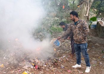 দুমকিতে পরিবেশ রক্ষায় পলিথিন বর্জ্য পরিষ্কার করলেন দুই যুবক