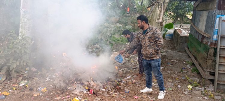দুমকিতে পরিবেশ রক্ষায় পলিথিন বর্জ্য পরিষ্কার করলেন দুই যুবক
