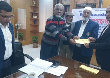 পটুয়াখালীতে ১৫ জন অসুস্থ বীর মুক্তিযোদ্ধাকে চিকিৎসা সহায়তা দিলেন জেলা প্রশাসক