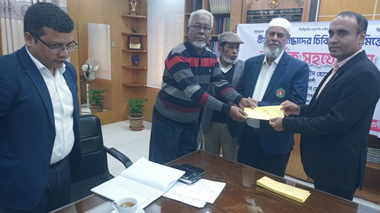 পটুয়াখালীতে ১৫ জন অসুস্থ বীর মুক্তিযোদ্ধাকে চিকিৎসা সহায়তা দিলেন জেলা প্রশাসক