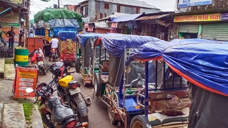 কলাপাড়া পৌরসভায় অবৈধ যানবাহনের চাপে নাগরিক ভোগান্তি চরমে, নিয়ন্ত্রণে শুরু হলো অভিযান