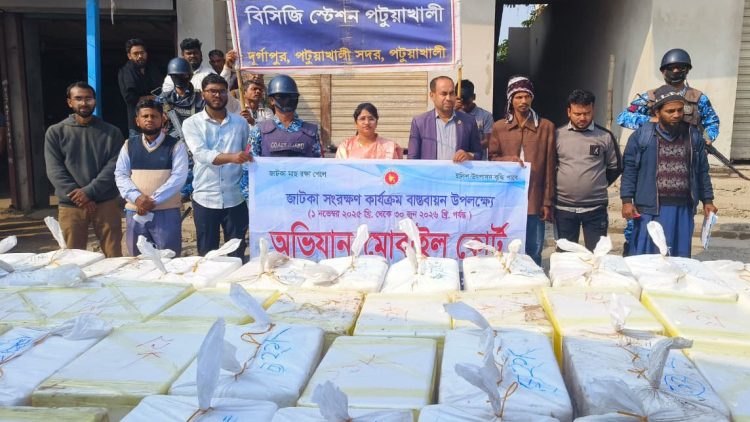 পটুয়াখালীতে সাড়ে ৩২ লক্ষ টাকার জাটকা সহ তিনজন আটক