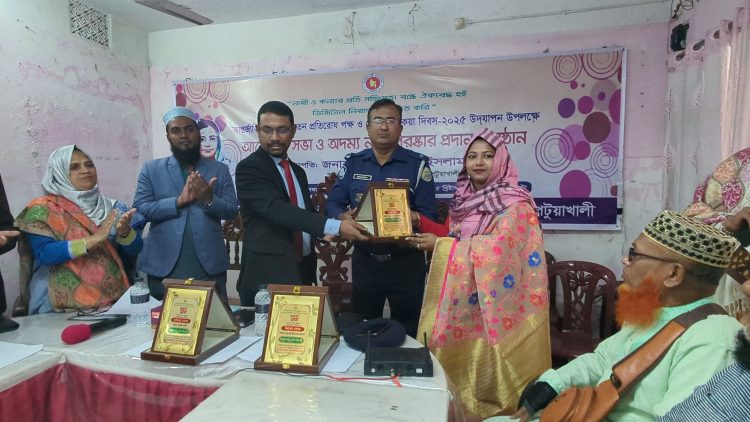 বেগম রোকেয়া দিবসে দশমিনায় চার নারীকে অদম্য সম্মাননা প্রদান