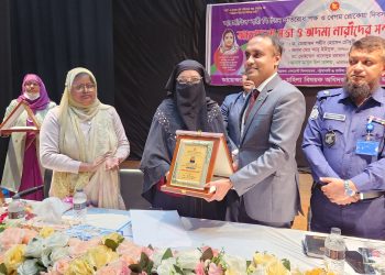 পটুয়াখালীতে আটজন অদম্য নারীকে সম্মাননা প্রদান