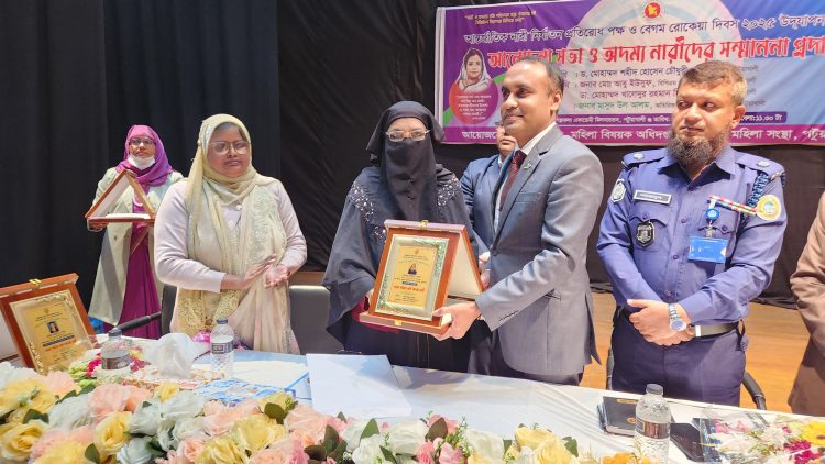 পটুয়াখালীতে আটজন অদম্য নারীকে সম্মাননা প্রদান