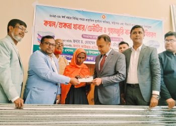 কলাপাড়ায় অগ্নিকান্ডে ক্ষতিগ্রস্ত শতাধিক পরিবারকে ঢেউটিন-নগদ টাকা-শুকনো খাবার ও কম্বল বিতরণ