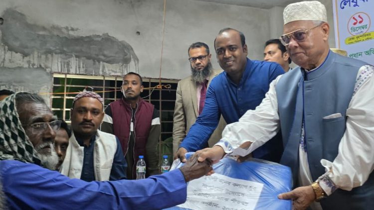 লেবুখালী মানব কল্যাণ যুব সংগঠনের উদ্যোগে শীতার্তদের মাঝে শীতবস্ত্র বিতরণ