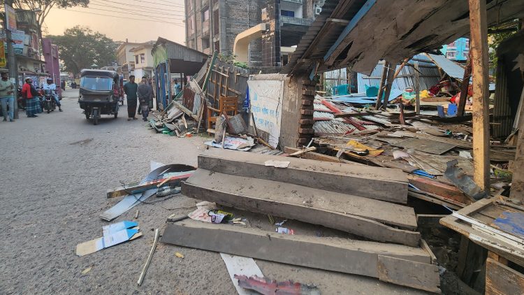 পটুয়াখালীর ‘মুক্তির মোড়ে’ জেলা প্রশাসনের অভিযানে অবৈধ স্থাপনা উচ্ছেদ