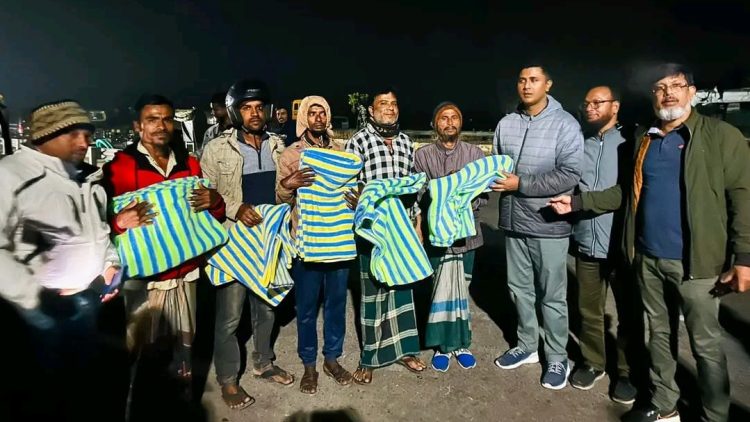 কলাপাড়ায় ইউএনও’র হাত থেকে কম্বল পেয়ে খুশি ছিন্নমূল-ভবঘুরে মানুষ